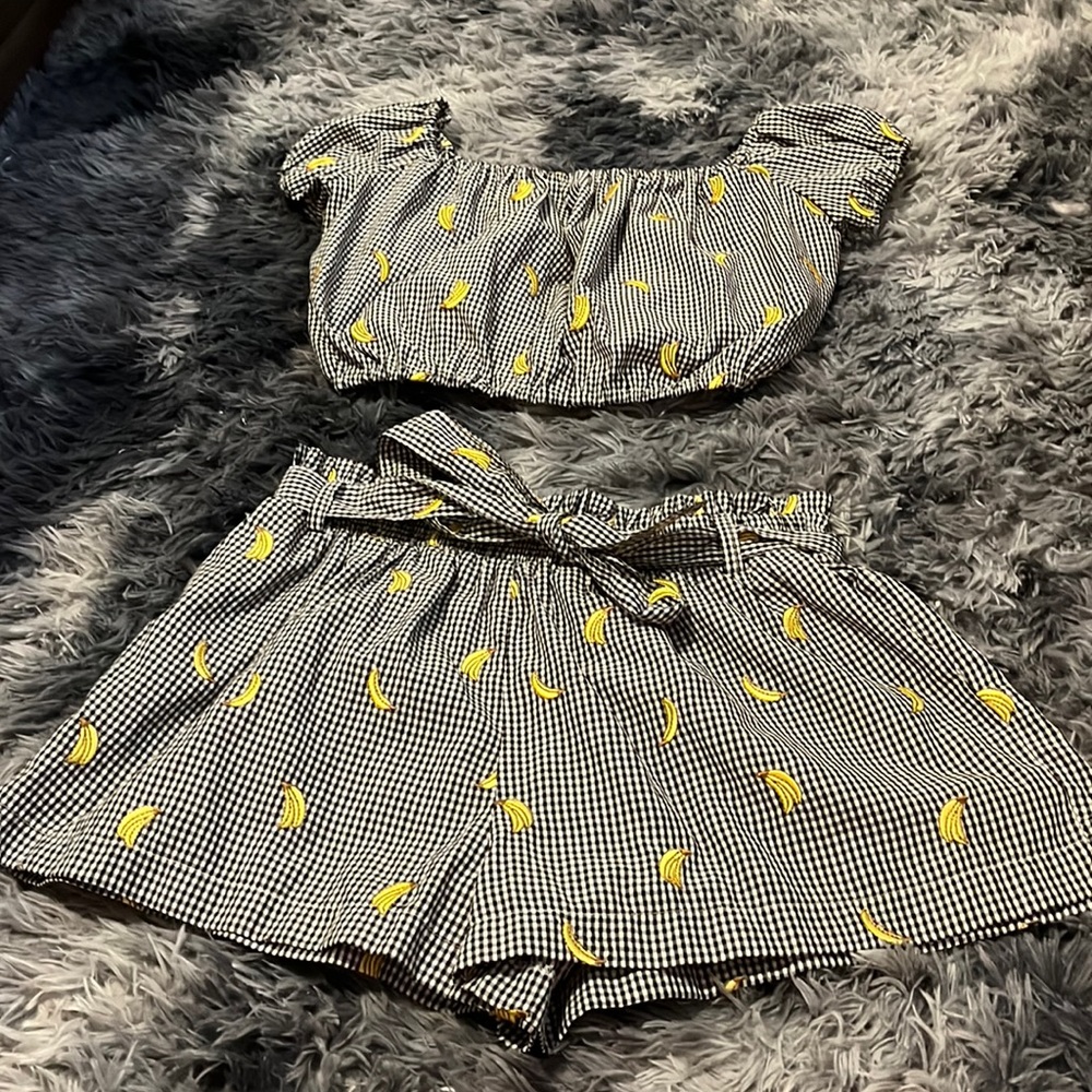 Cute two piece set with little bananas on it